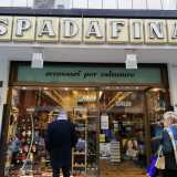Proseguiamo per via Calefati e giriamo dopo due isolati a destra, su via Principe Amedeo. Quasi ad angolo con via Sparano ci attende il negozio di accessori per calzature e articoli per la casa pi� antico della citt�: Spadafina 1904